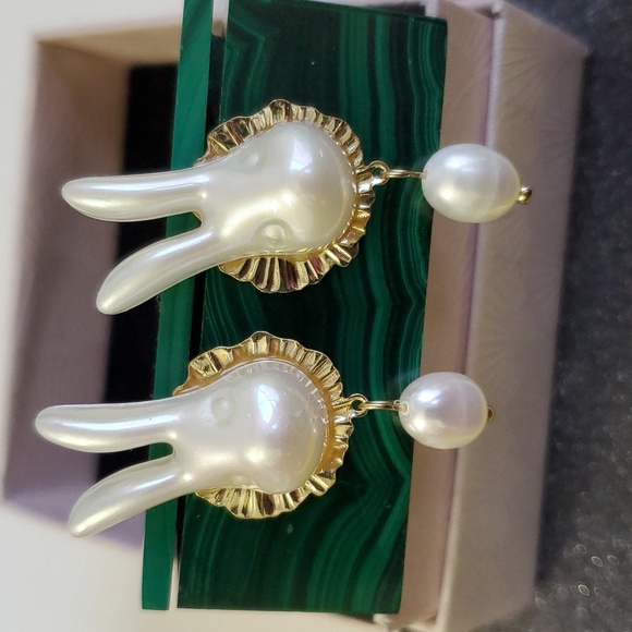 Easter Genuine Pearl Peter Rabbit Gold Collar Earrings - Picture 2 of 6